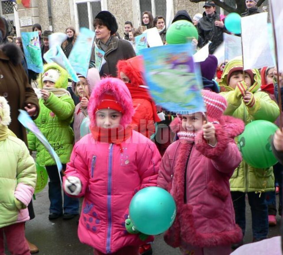 Fălticeni: Peste 300 de elevi au participat la „Marșul Broscuțelor”