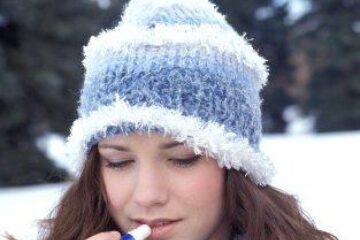 Cea mai bună metodă de a preveni crăparea buzelor este aplicarea unui balsam. Foto: OREDIA