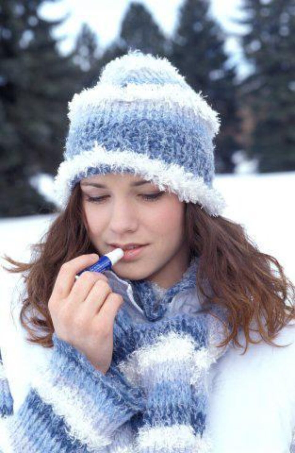 Cea mai bună metodă de a preveni crăparea buzelor este aplicarea unui balsam. Foto: OREDIA