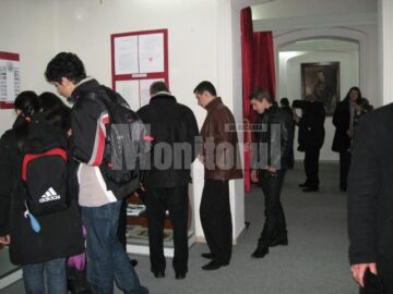 Vizitatori în expoziție
