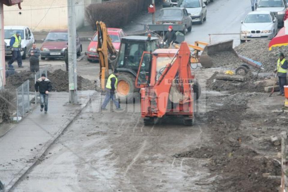 Mormane de pământ și nisip depozitate pe marginea străzii. Foto: Doru HALIP