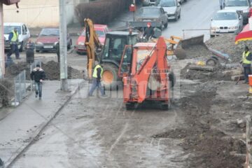 Mormane de pământ și nisip depozitate pe marginea străzii. Foto: Doru HALIP