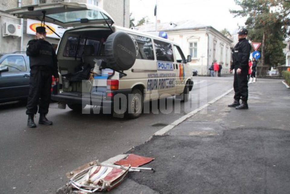 Polițiștii de la Grupa Pirotehnică au efectuat verificări amănunțite la fața locului Polițiștii de la Grupa Pirotehnică au efectuat verificări amănunțite la fața locului