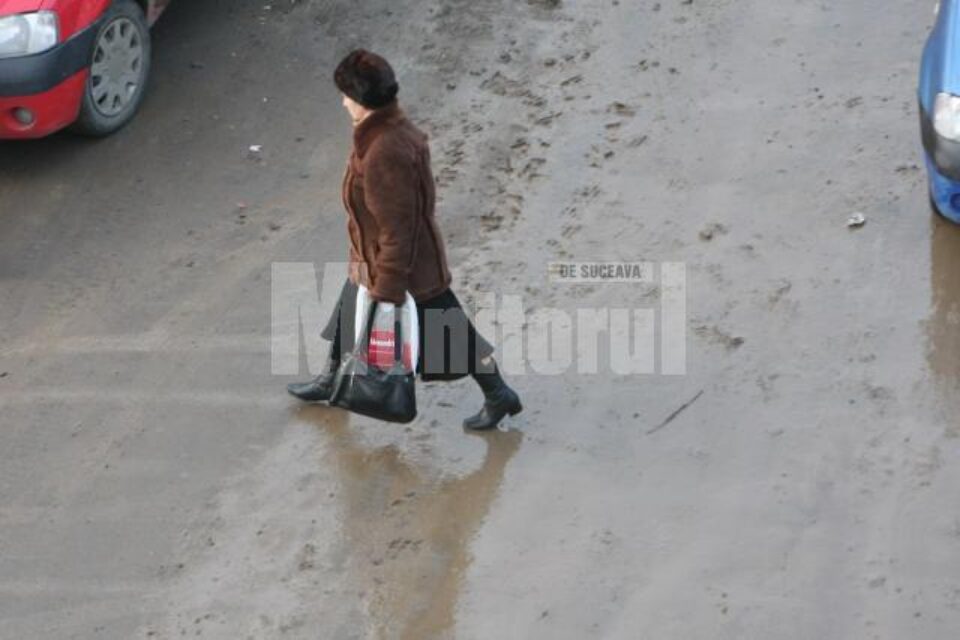 Străzile Sucevei, acoperite de un strat de noroi. Foto: Doru HALIP