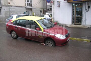 Capcanele străzii: Taxi căzut într-o groapă căscată în asfalt, în centrul Sucevei