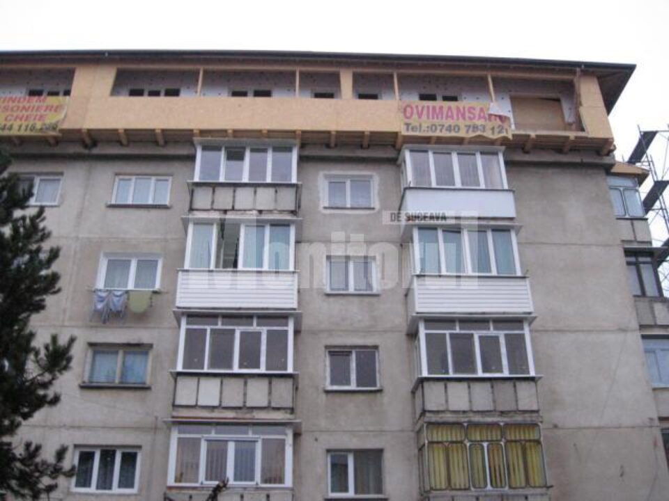 În vreme ce firma are banii investiți blocați în mansardă, locatarii au rămas cu blocul nefinisat