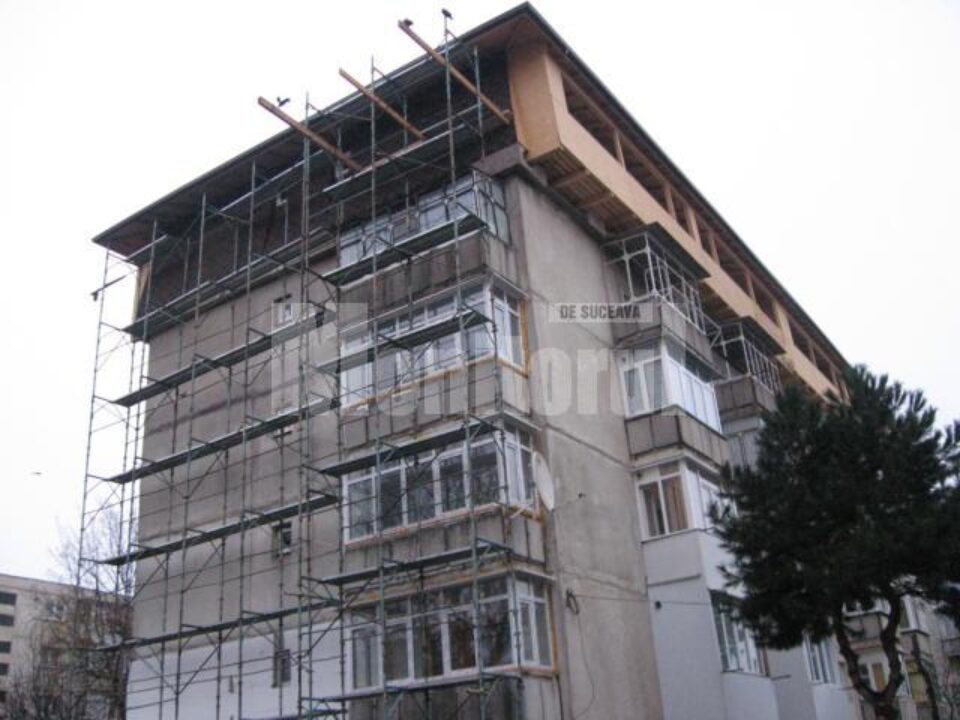 În vreme ce firma are banii investiți blocați în mansardă, locatarii au rămas cu blocul nefinisat