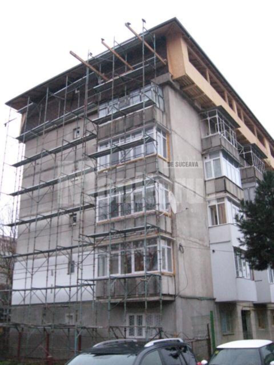 În vreme ce firma are banii investiți blocați în mansardă, locatarii au rămas cu blocul nefinisat