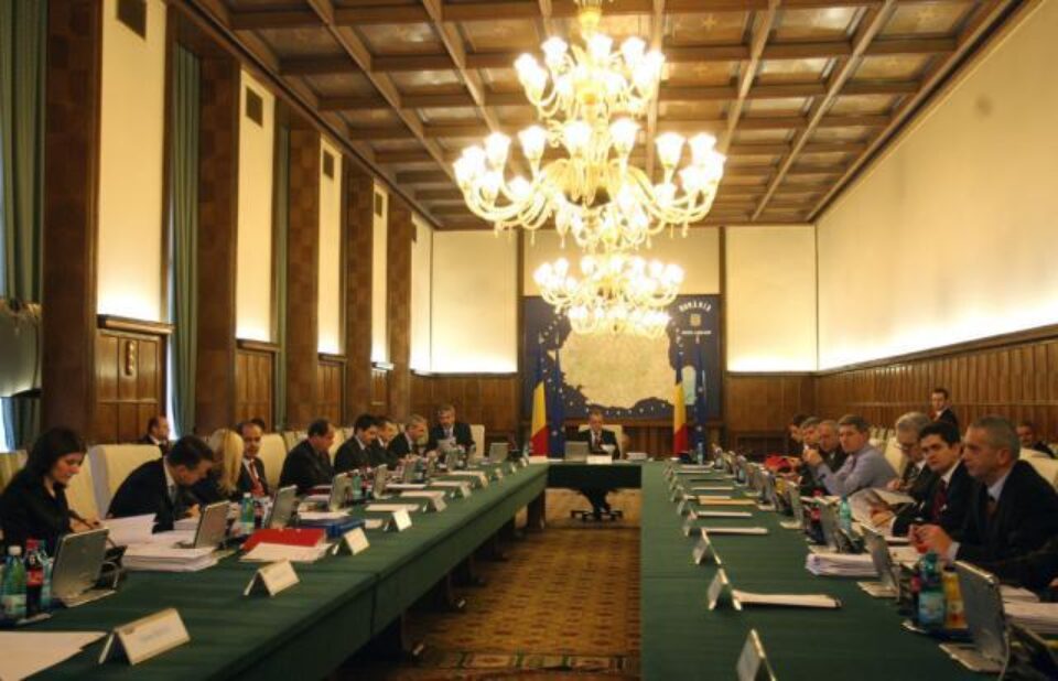 Guvernul a decis o serie de restricții în salarizarea funcționarilor publici. Foto: CAPP