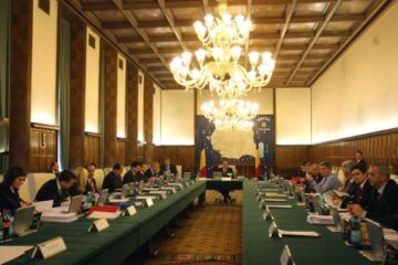 Guvernul a decis o serie de restricții în salarizarea funcționarilor publici. Foto: CAPP
