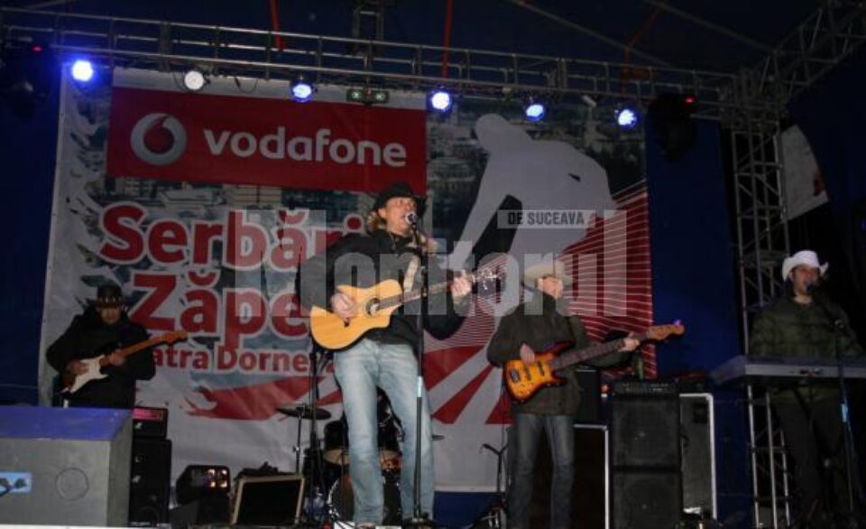 Sărbătoare: Ducu Bertzi, Anda Adam, Desperados și „Urșii” din Asău au atras mii de oameni la Serbările Zăpezii