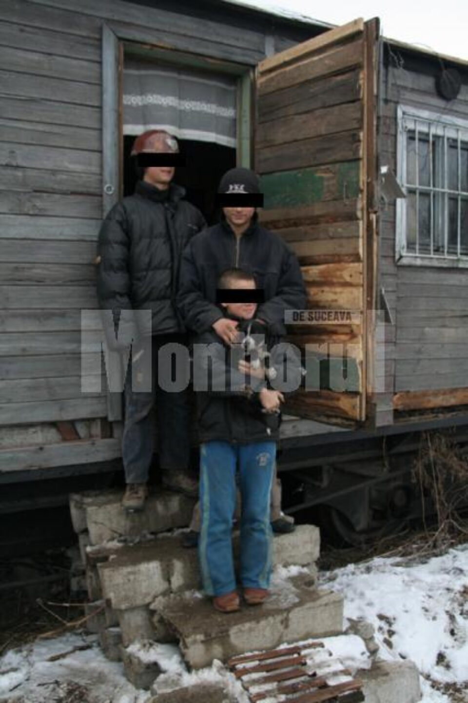 Cei trei frați la intrarea în vagonul în care locuiesc