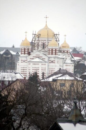 Unică în țară: Biserica acoperită cu aur de la Cajvana