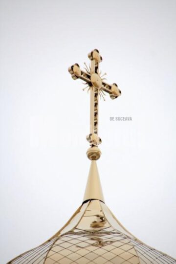 Cruce de aur de la Kiev, pe una din turlele bisericii