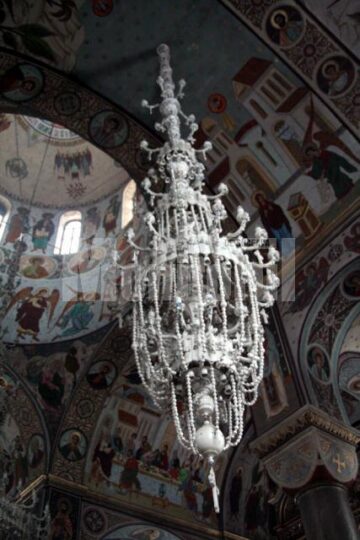 Unică în țară: Biserica acoperită cu aur de la Cajvana