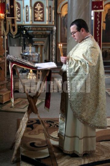 Unică în țară: Biserica acoperită cu aur de la Cajvana