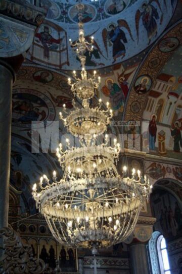 Unică în țară: Biserica acoperită cu aur de la Cajvana