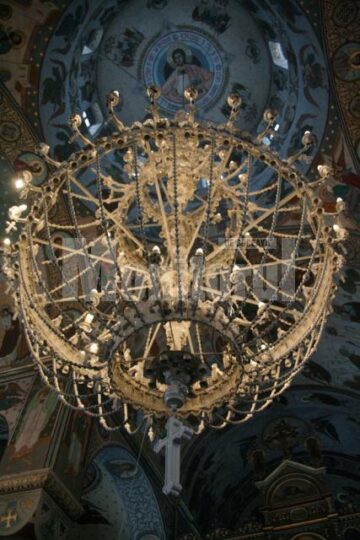 Unică în țară: Biserica acoperită cu aur de la Cajvana