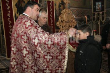 Unică în țară: Biserica acoperită cu aur de la Cajvana