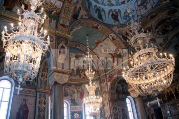 Unică în țară: Biserica acoperită cu aur de la Cajvana