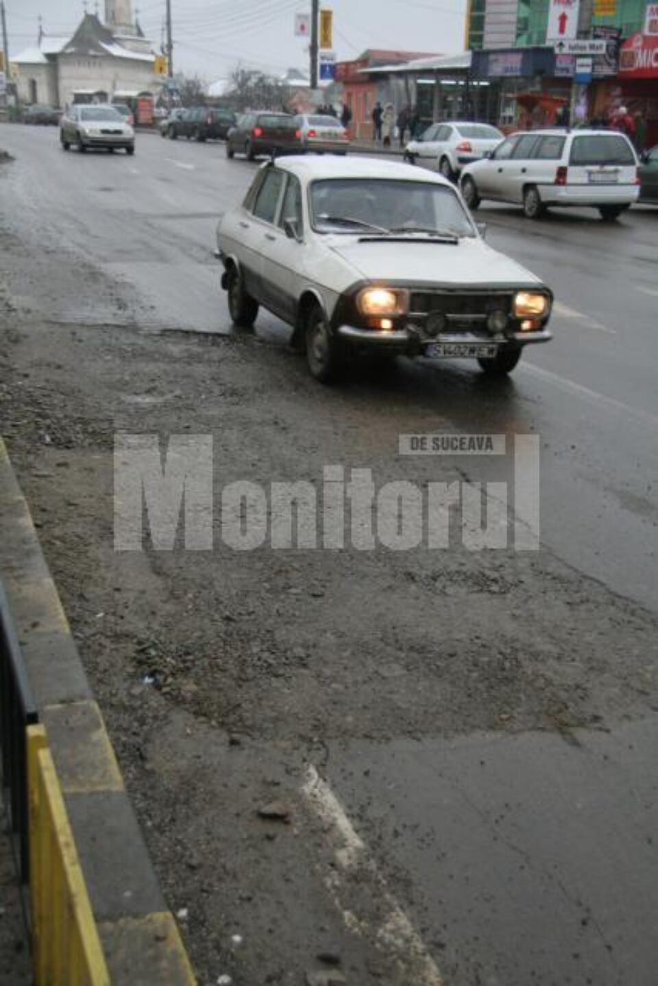 Atenție, gropi!: Străzile Sucevei, ciuruite după primele luni de iarnă