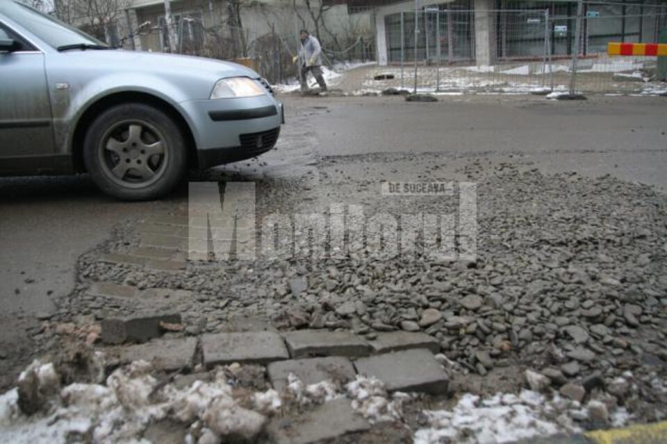 Atenție, gropi!: Străzile Sucevei, ciuruite după primele luni de iarnă
