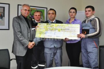 Proprietarul firmei Holzindustrie Schweighofer, Gerald Schweighofer, și directorul sucursalei rădăuțene, Nechifor Tofan, au înmânat un cec simbolic reprezentanților angajaților