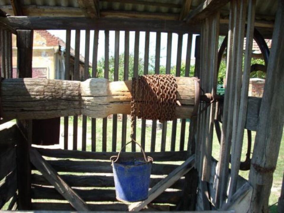 Fără sisteme de alimentare cu apă potabilă, o parte din populația de la sate rămâne cu apa din fântâni. Foto: Ionel Crăciun – www.banaterra.eu Fără sisteme de alimentare cu apă potabilă, o parte din populația de la sate rămâne cu apa din fântâni. Foto: Ionel Crăciun – www.banaterra.eu