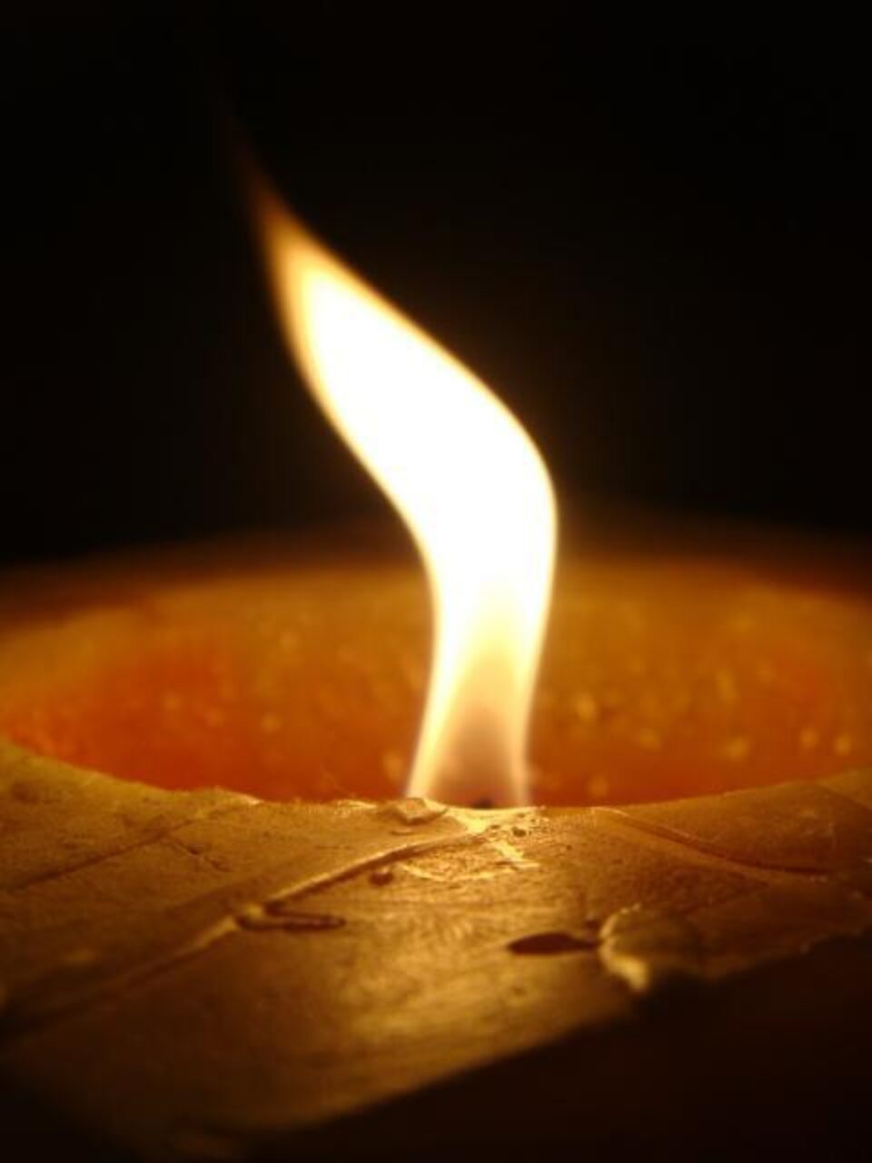 Lumina învierii care va fi aprinsă în bisericile și mănăstirile din județul Suceava va fi adusă direct de la Mormântul Sfânt. Foto: sxc.hu Lumina învierii care va fi aprinsă în bisericile și mănăstirile din județul Suceava va fi adusă direct de la Mormântul Sfânt. Foto: sxc.hu