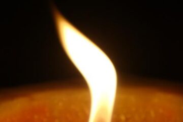 Lumina învierii care va fi aprinsă în bisericile și mănăstirile din județul Suceava va fi adusă direct de la Mormântul Sfânt. Foto: sxc.hu