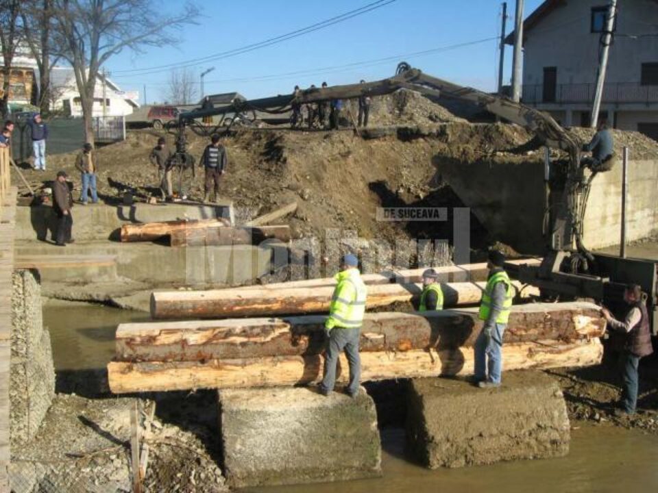 Oameni cu inițiativă: Sătenii din Marginea își fac propriul pod de lemn pe DN 17