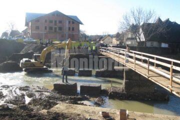 Oameni cu inițiativă: Sătenii din Marginea își fac propriul pod de lemn pe DN 17