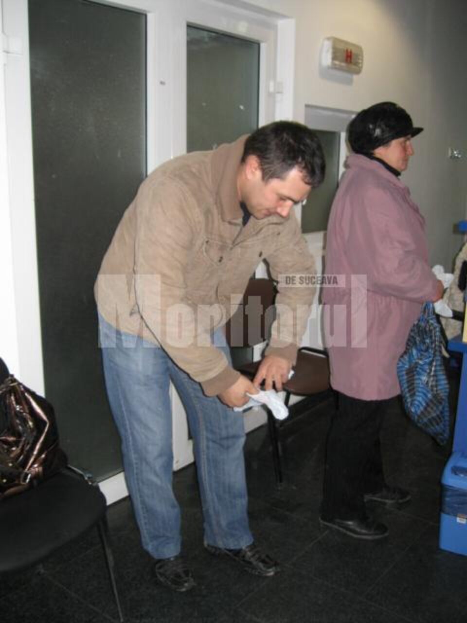 Accesul populației în secțiile Spitalului Suceava nu mai este permis în lipsa unor papuci de unică folosință Accesul populației în secțiile Spitalului Suceava nu mai este permis în lipsa unor papuci de unică folosință