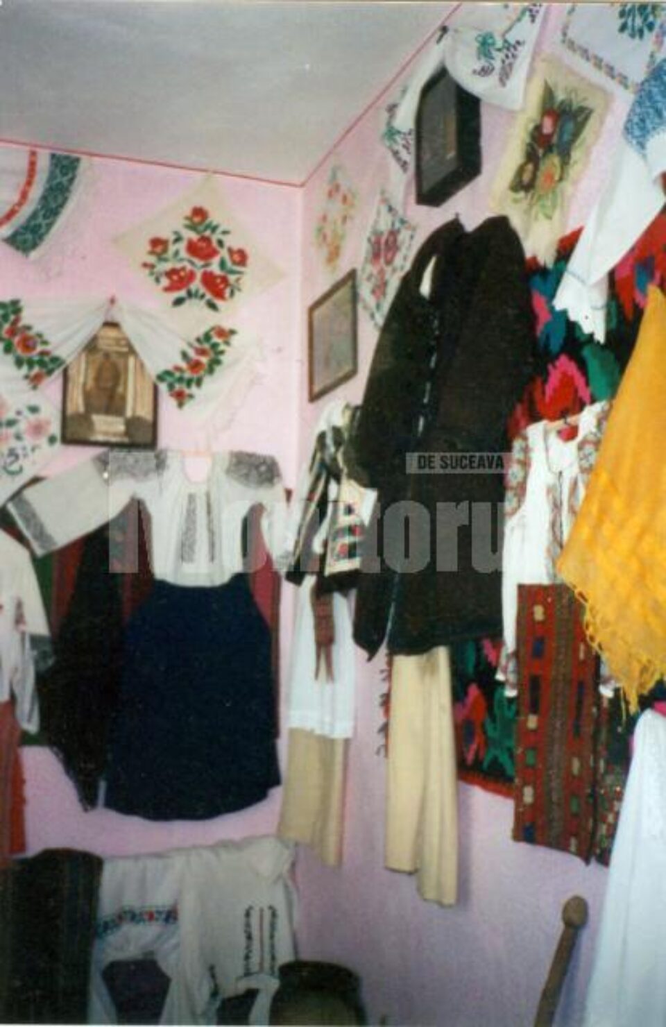 Muzeul Satului din Dumbrăvița găzduiește peste 500 de obiecte etnografice, care oglindesc modul de viață al oamenilor din aceste ținuturi