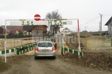 Sătenii din Marginea au finalizat construcția podului în numai o zi