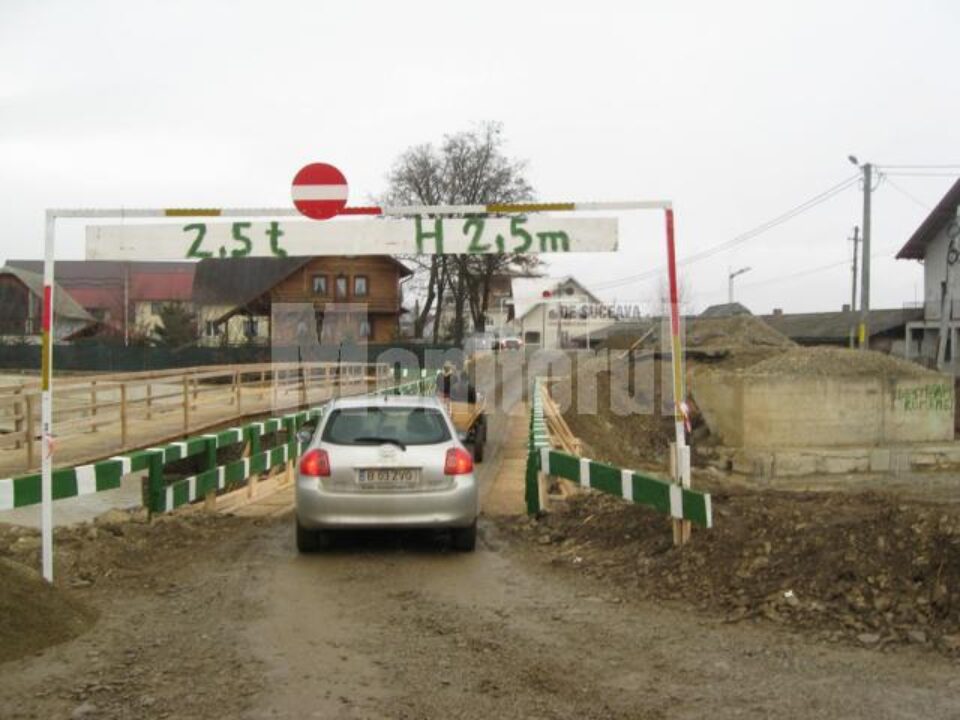 Sătenii din Marginea au finalizat construcția podului în numai o zi