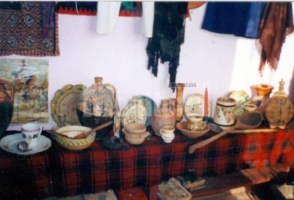 Muzeul Satului din Dumbrăvița găzduiește peste 500 de obiecte etnografice, care oglindesc modul de viață al oamenilor din aceste ținuturi