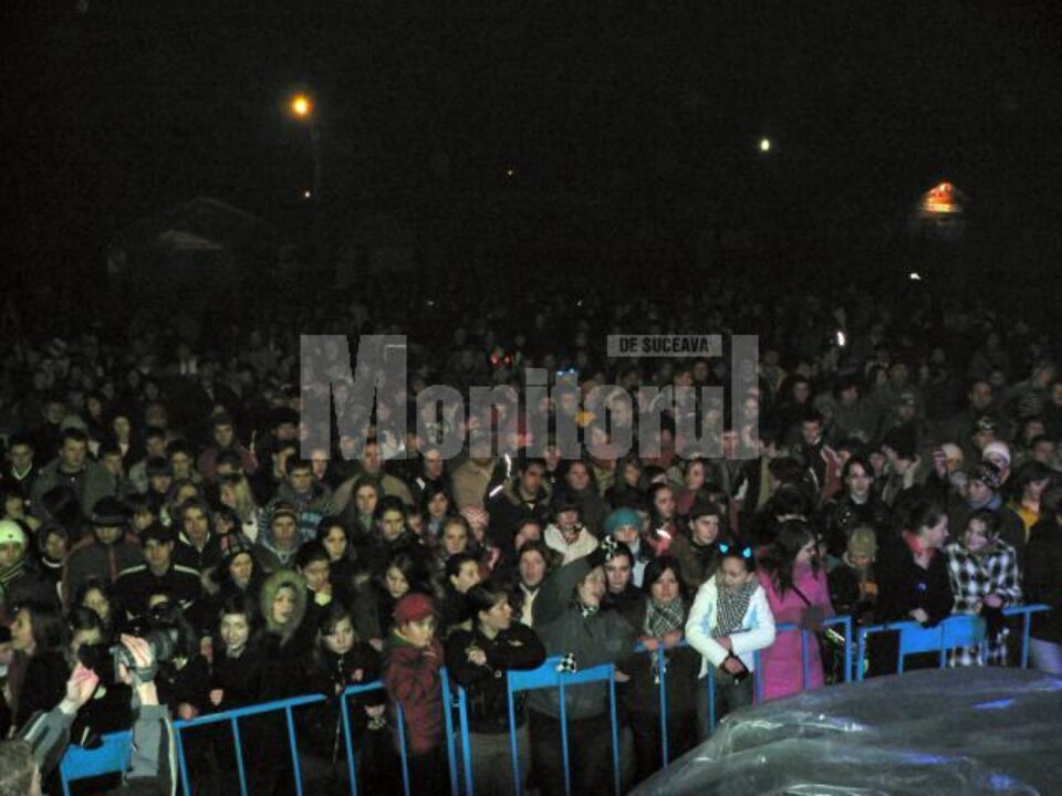 Peste 10.000 de oameni au preferat să petreacă seara în fața scenei de la baza pârtiei Peste 10.000 de oameni au preferat să petreacă seara în fața scenei de la baza pârtiei