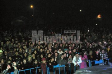 Peste 10.000 de oameni au preferat să petreacă seara în fața scenei de la baza pârtiei
