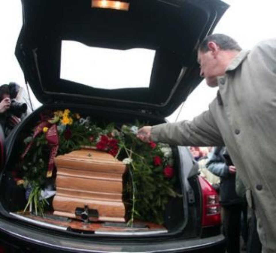 Prieteni, handbaliști sau oameni simpli au ținut să pună o floare pe sicriul lui Marian Cozma