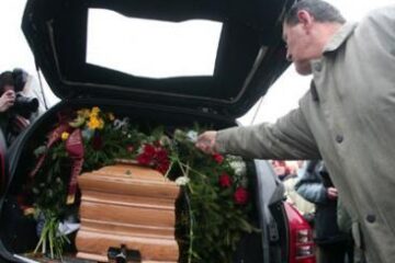 Prieteni, handbaliști sau oameni simpli au ținut să pună o floare pe sicriul lui Marian Cozma