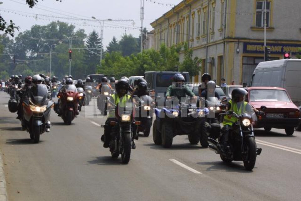 Clubul Bukowina MC din Rădăuți, format din motocicliști din Rădăuți, Suceava, Iași și din SUA, va promova programul „Paști în Bucovina” Clubul Bukowina MC din Rădăuți, format din motocicliști din Rădăuți, Suceava, Iași și din SUA, va promova programul „Paști în Bucovina”