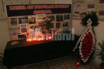 Reprezentanții Liceului cu Program Sportiv Suceava au ținut să-i aducă un ultim omagiu lui Marian Cozma