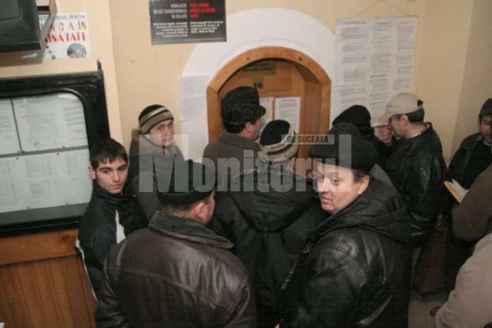 Suceveni rămași fără loc de muncă, așteptând să-și întocmească dosarul de șomaj Suceveni rămași fără loc de muncă, așteptând să-și întocmească dosarul de șomaj