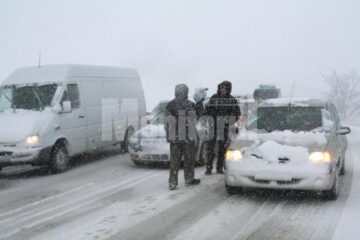 S-a întors iarna: Haos în județ după o jumătate de zi de ninsori abundente