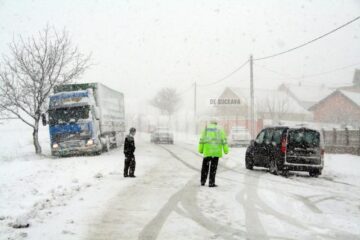 S-a întors iarna: Haos în județ după o jumătate de zi de ninsori abundente