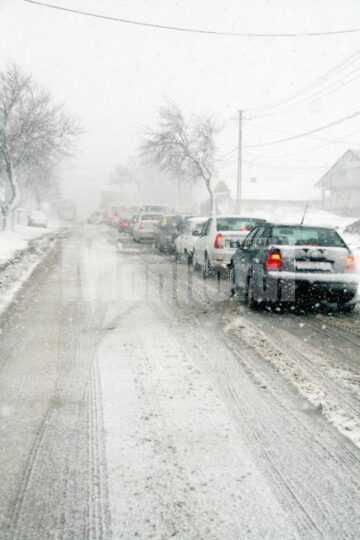 S-a întors iarna: Haos în județ după o jumătate de zi de ninsori abundente