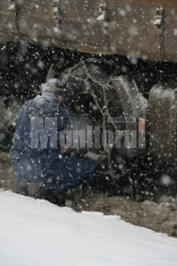 S-a întors iarna: Haos în județ după o jumătate de zi de ninsori abundente