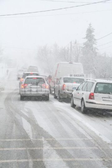 S-a întors iarna: Haos în județ după o jumătate de zi de ninsori abundente