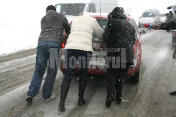 S-a întors iarna: Haos în județ după o jumătate de zi de ninsori abundente